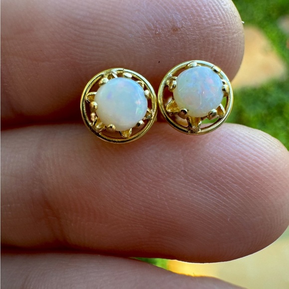 Vintage solid 14k yellow gold genuine opal stud earrings - Picture 3 of 14